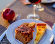 Assiette de desserts et verre de vin rouge