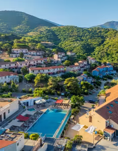 Vue aérienne de la résidence et de sa piscine, au pied des collines