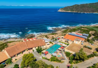 Vue sur la mer et la piscine