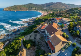 La résidence au-dessus de la plage et du golfe de Lava, vue du ciel