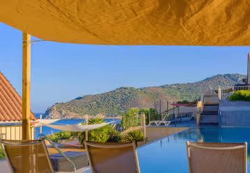 Piscine et transats