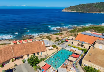 Piscine vue du ciel pleine de vacanciers
