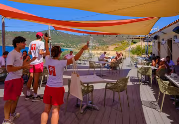 Groupe sur la terrasse ensoleillée