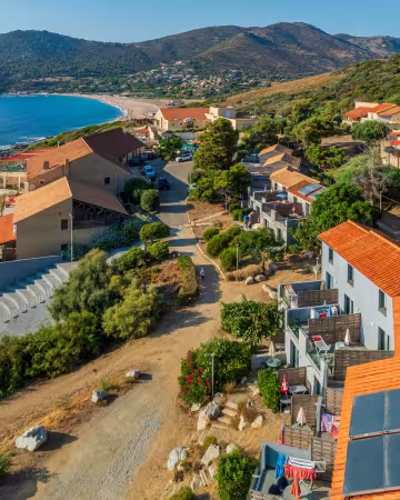 Vue aérienne du village vacance