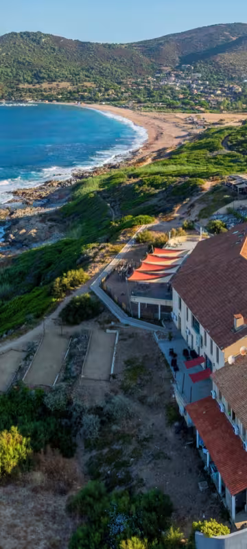 La résidence au-dessus de la plage et du golfe de Lava, vue du ciel