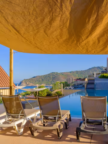 Piscine et transats
