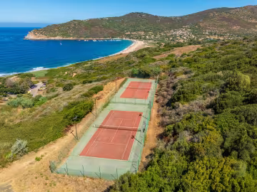 Cours de tennis vus du ciel