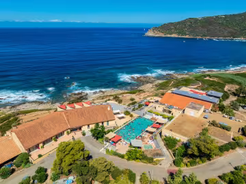 Vue sur la mer et la piscine