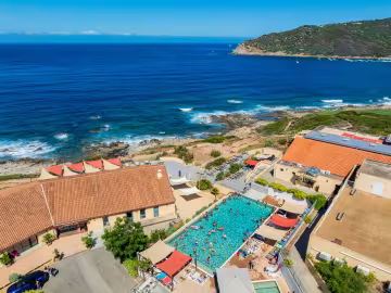 Piscine vue du ciel pleine de vacanciers