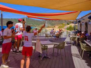 Groupe sur la terrasse ensoleillée