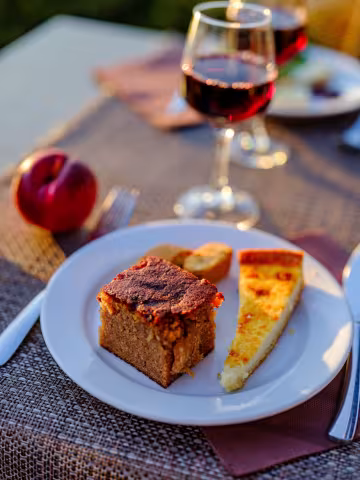 Assiette de desserts et verre de vin rouge