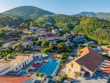 Vue aérienne de la résidence et de sa piscine, au pied des collines
